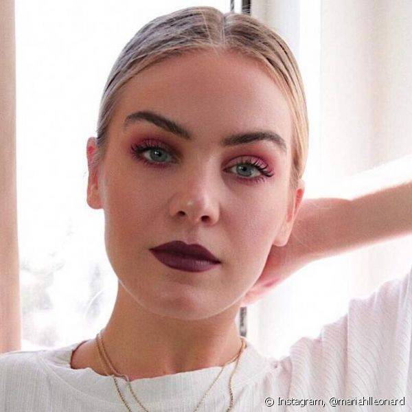 A sombra opaca vinho ou roxa é uma das queridinhas das makeup lovers para o visual poderoso na make de festa (Foto: Instagram @mariahlleonard)